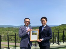 左から髭男爵・ひぐち君、齊藤啓輔町長。