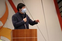 生配信の司会はロングコートダディ兎が担当。