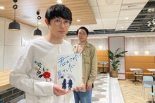 ドラマ「君のことだけ見ていたい」の脚本を担当した空気階段・水川かたまり（左）と、キャストのシソンヌじろう。(c)HJ ホールディングス