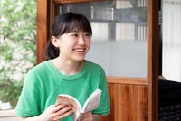 「君のことだけ見ていたい」を手にするうらら。