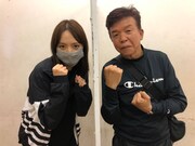 期間限定で漫才コンビを結成した新内眞衣(左)と村上ショージ(右)。