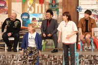 Aマッソと（後列左から）鬼越トマホーク、FUJIWARA藤本。(c)フジテレビ