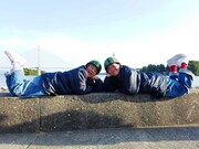 出川哲朗（左）とダチョウ倶楽部・上島（右）。(c)テレビ東京