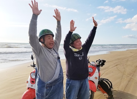 何度も「充電旅」をしてきた出川哲朗（左）とダチョウ倶楽部・上島（右）。(c)テレビ東京