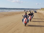 電動バイクを走らせる出川哲朗とダチョウ倶楽部・上島。(c)テレビ東京