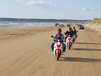 電動バイクを走らせる出川哲朗とダチョウ倶楽部・上島。(c)テレビ東京