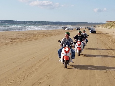 電動バイクを走らせる出川哲朗とダチョウ倶楽部・上島。(c)テレビ東京