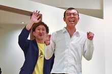 ファンと対面し、ジョイマン高木（右）が「ありがとう！ オリゴ糖！」とラップで御礼を述べたワンシーン。