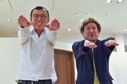 サイン会の盛況を「うれしい! キョンシー!」と喜ぶジョイマン。