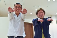 サイン会の盛況を「うれしい！ キョンシー！」と喜ぶジョイマン。