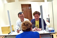 にこやかにサイン会に臨むジョイマン。