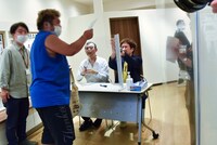 「ジョイマンリベンジサイン会」の様子。