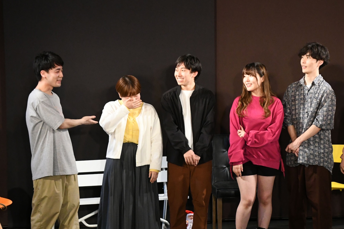 一度失敗したエピソードトークに再び挑戦するも、やはりうまく話せない忽那文香（左から2人目）。