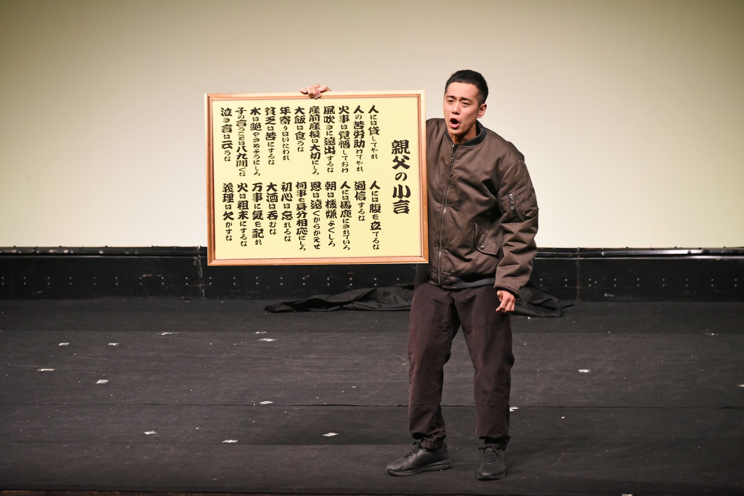 コント「居酒屋立てこもり事件」より。