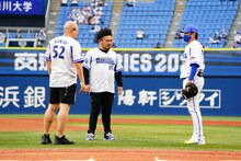 鬼越トマホークのケンカ芸を食らう山崎康晃選手（右）。(c)YDB