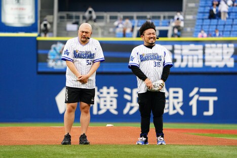 セレモニアルピッチに登場した鬼越トマホーク。(c)YDB