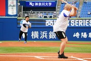 投球する鬼越トマホーク金ちゃん(左)と、バットを構える坂井(右)。(c)YDB