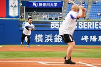 投球する鬼越トマホーク金ちゃん（左）と、バットを構える坂井（右）。(c)YDB