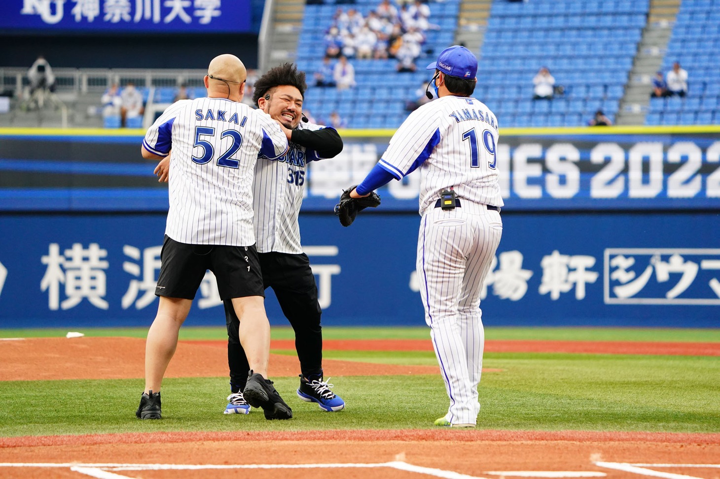 マウンド上でケンカ芸を繰り広げる鬼越トマホークと、巻き込まれる山崎康晃選手。(c)YDB