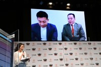 エニタイムフィットネス仕様のつかみネタを披露するミルクボーイ。