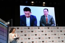 エニタイムフィットネス仕様のつかみネタを披露するミルクボーイ。