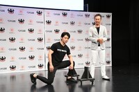 エニタイムフィットネスの土屋社長（右）にへつらうマヂカルラブリー・野田クリスタル（左）。