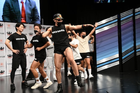 クリスタルジムのメンバーたちの登場にあちゃーという顔のマヂカルラブリー・野田クリスタル。