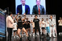 腰を振りながら任命状を土屋社長に渡しに行くレイザーラモンHG。