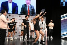 腰を振りながら土屋社長ににじり寄っていくレイザーラモンHG。