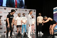 股間を経由して土屋社長に任命状を渡すレイザーラモンHG。