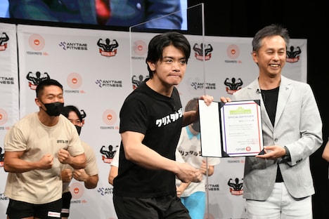 アンバサダーの任命状を受け取りポーズを決めるマヂカルラブリー・野田クリスタル（手前左）。