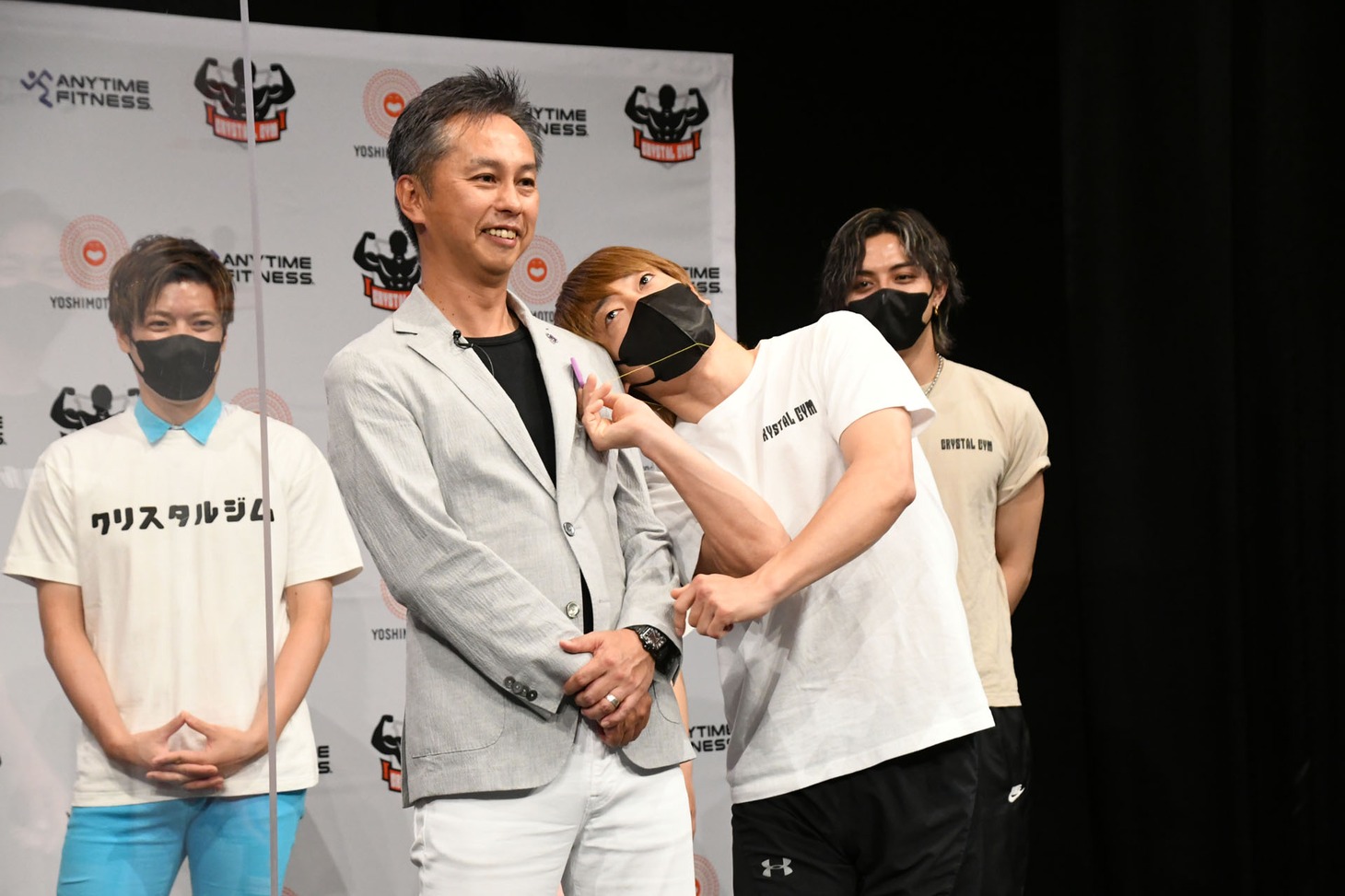 エニタイムフィットネスのセキュリティキーで「社長の心の扉にフィット！」とアピールするおばたのお兄さん。土屋社長の足を踏んでいる。