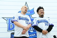 囲み取材を受ける鬼越トマホーク。