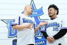 囲み取材を受ける鬼越トマホーク。