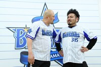 囲み取材の終盤、坂井の彼女の話題になってしまい不機嫌になる金ちゃん（右）。