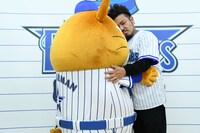 DB.スターマンに抱きつく鬼越トマホーク金ちゃん。