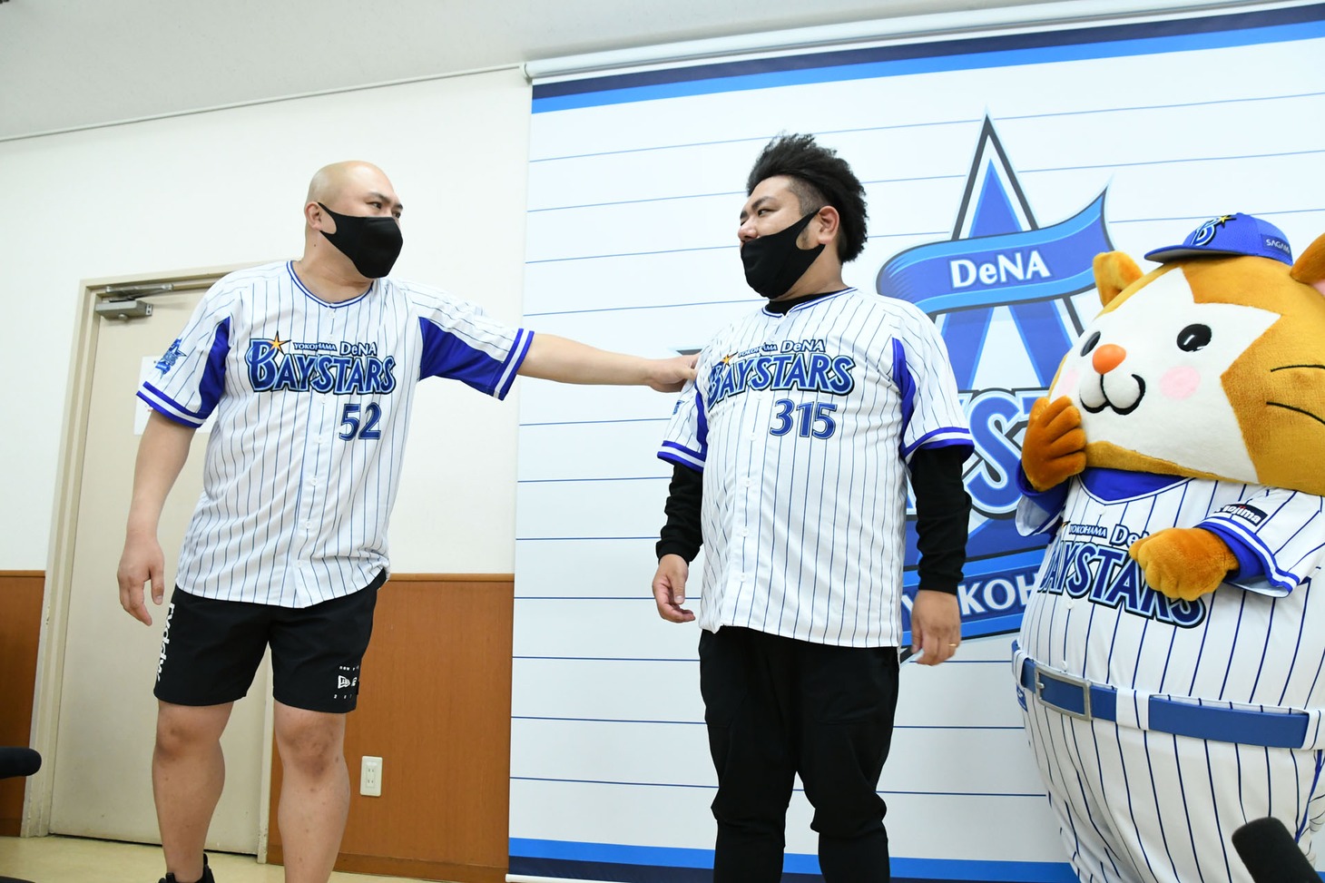 退場する間際にも言い争いを繰り広げる鬼越トマホークと、それを心配そうに見つめるDB.スターマン。