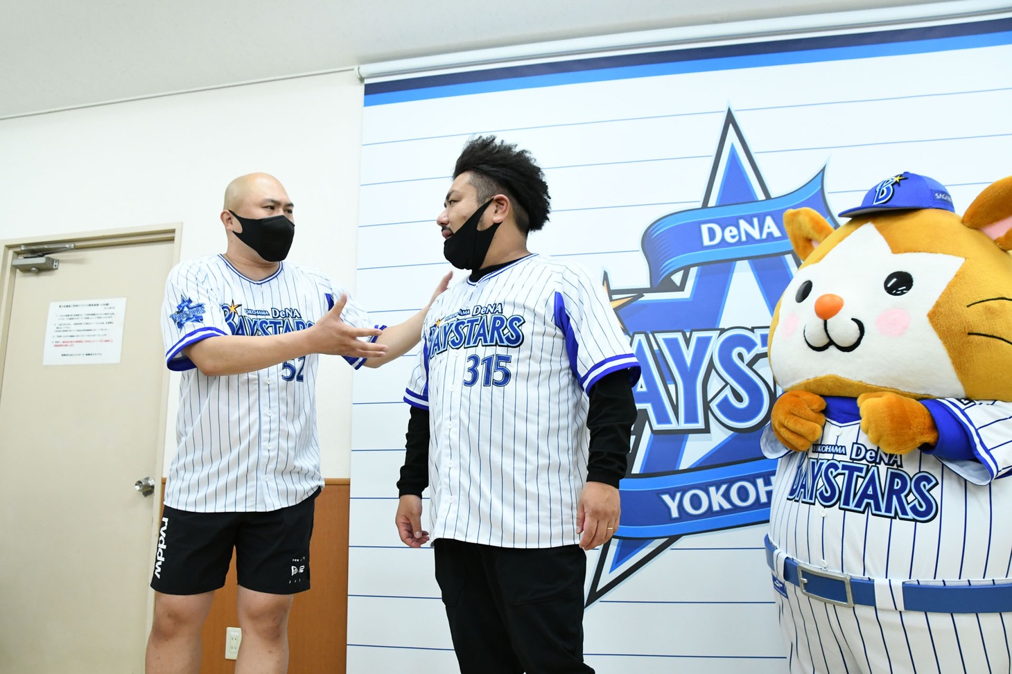 怒る金ちゃん（中央）に「怒るならもっと笑いを起こさなきゃ」とダメ出しする坂井（左）。