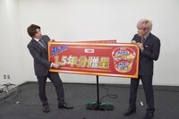 CM撮影後のインタビューの様子。