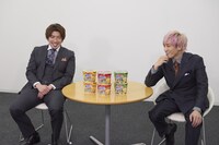 CM撮影後のインタビューの様子。