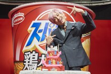 誕生日を祝福されるEXIT兼近。