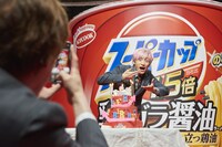 誕生日を祝福されるEXIT兼近。