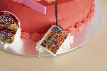 EXIT兼近に贈られたバースデーケーキ。