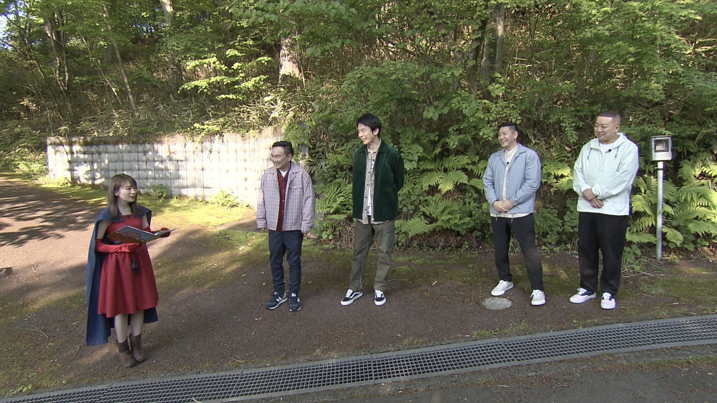 （左から）秋元真夏、かまいたち、チョコレートプラネット。(c)フジテレビ