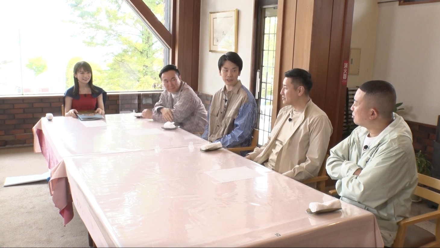 （左から）秋元真夏、かまいたち、チョコレートプラネット。(c)フジテレビ