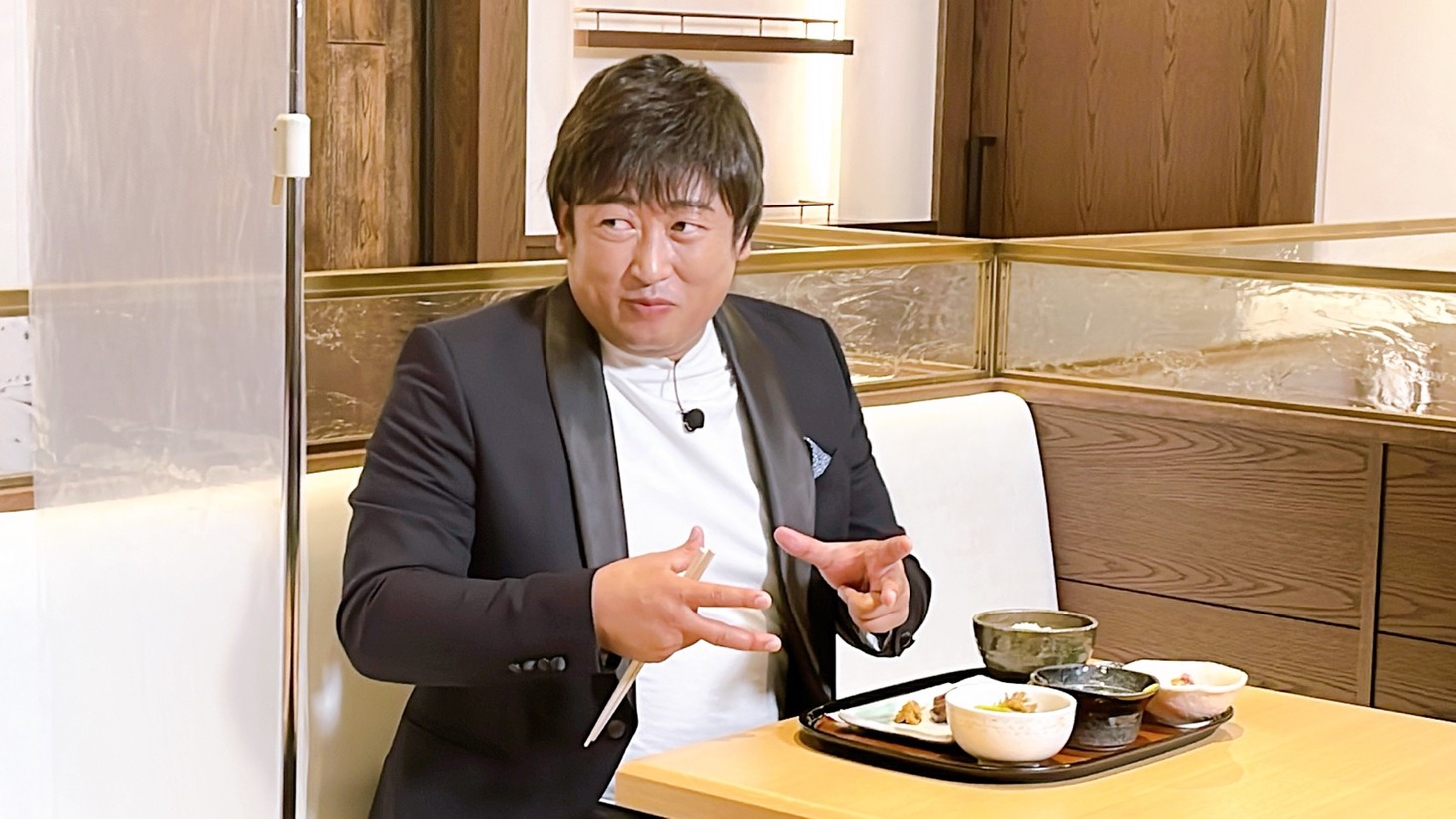 「もしもツアーズ」に登場する美食家・渡辺善吉（ロバート秋山）。(c)フジテレビ