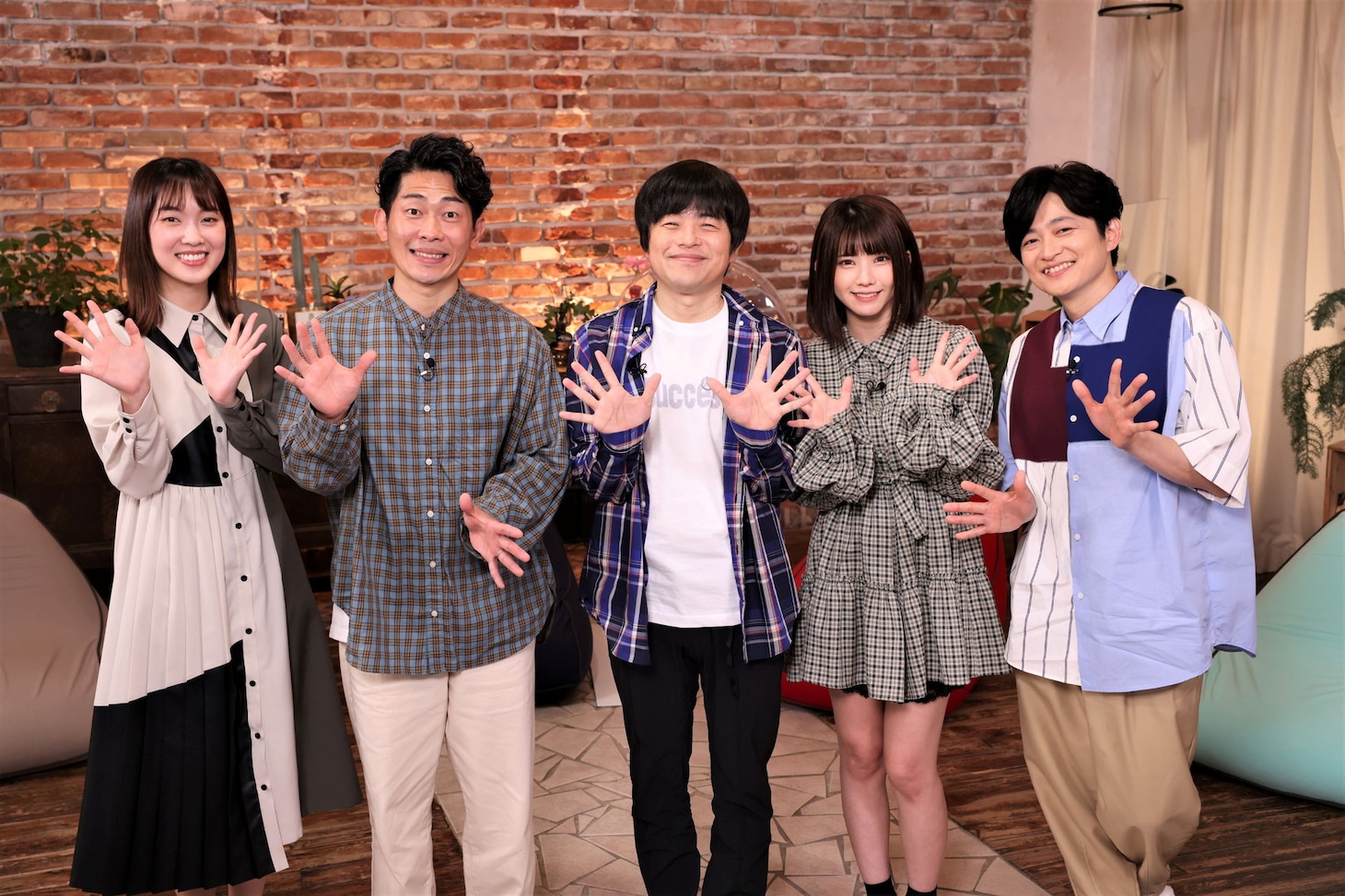 「勝手に！漫画アワード」第3弾に出演する（左から）澤田有也佳アナ、ジャングルポケット太田、バカリズム、えなこ、下野紘。(c)ABCテレビ