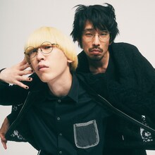 「JINS 2022 Spring＆Summer Fashion Collection」を着用した真空ジェシカ。