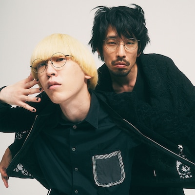 「JINS 2022 Spring＆Summer Fashion Collection」を着用した真空ジェシカ。