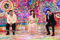（左から）ケンドーコバヤシ、指原莉乃、蛍原徹。(c)テレビ朝日